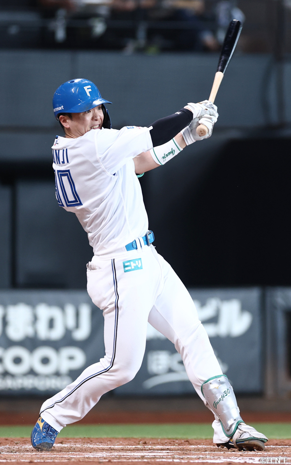 2回裏、ライトへ先制の適時二塁打を放つ郡司選手01