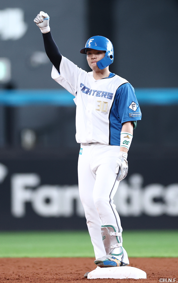 2回裏、ライトへ先制の適時二塁打を放つ郡司選手02