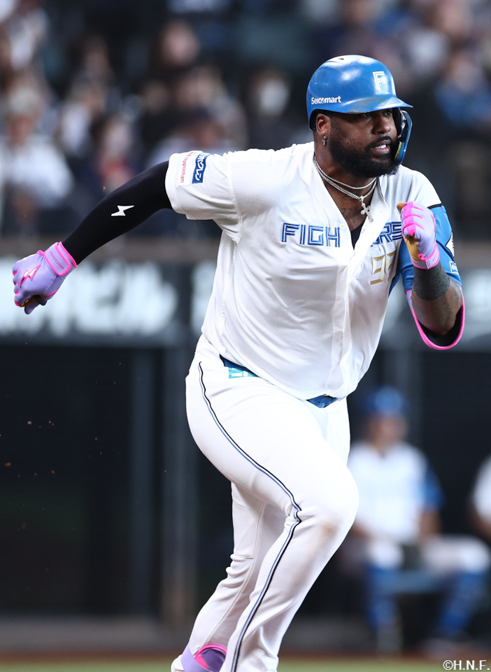 3回裏、ライトへヒットを放ったレイエス選手01