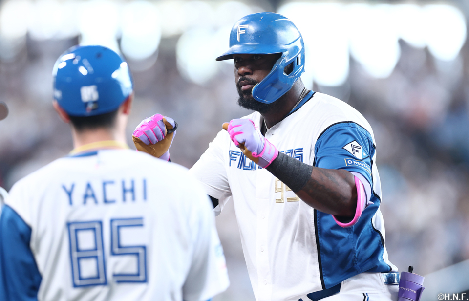 3回裏、ライトへヒットを放ったレイエス選手02