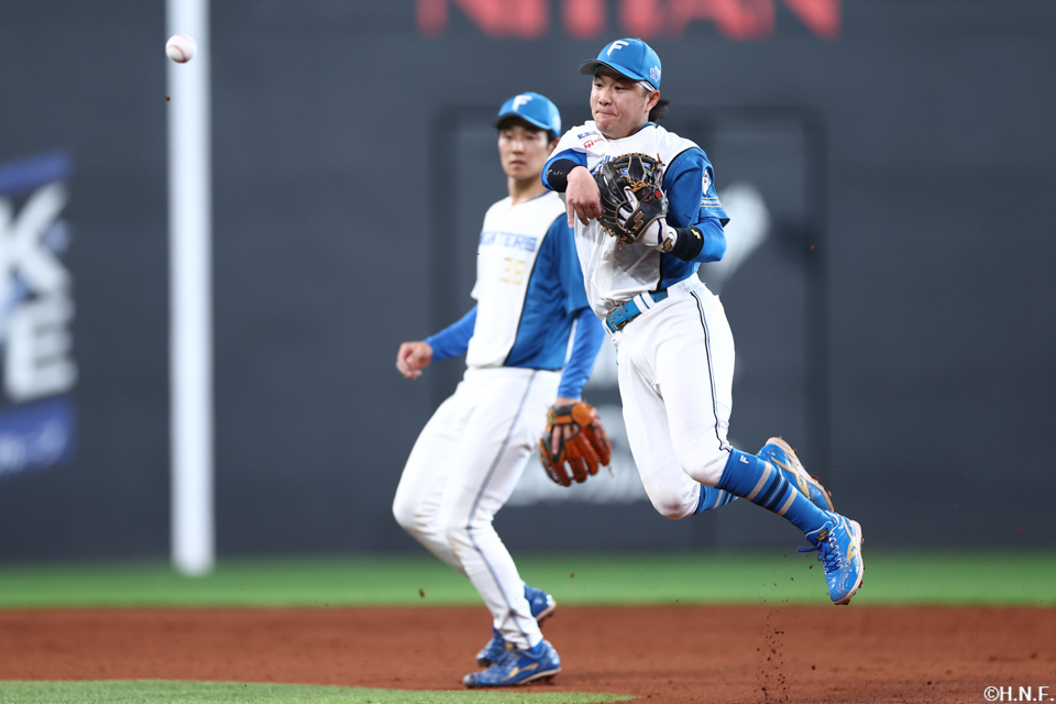 7回表、一塁へ送球する奈良間選手