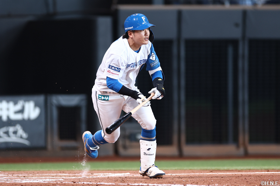 7回裏、ライトへヒットを放つ奈良間選手