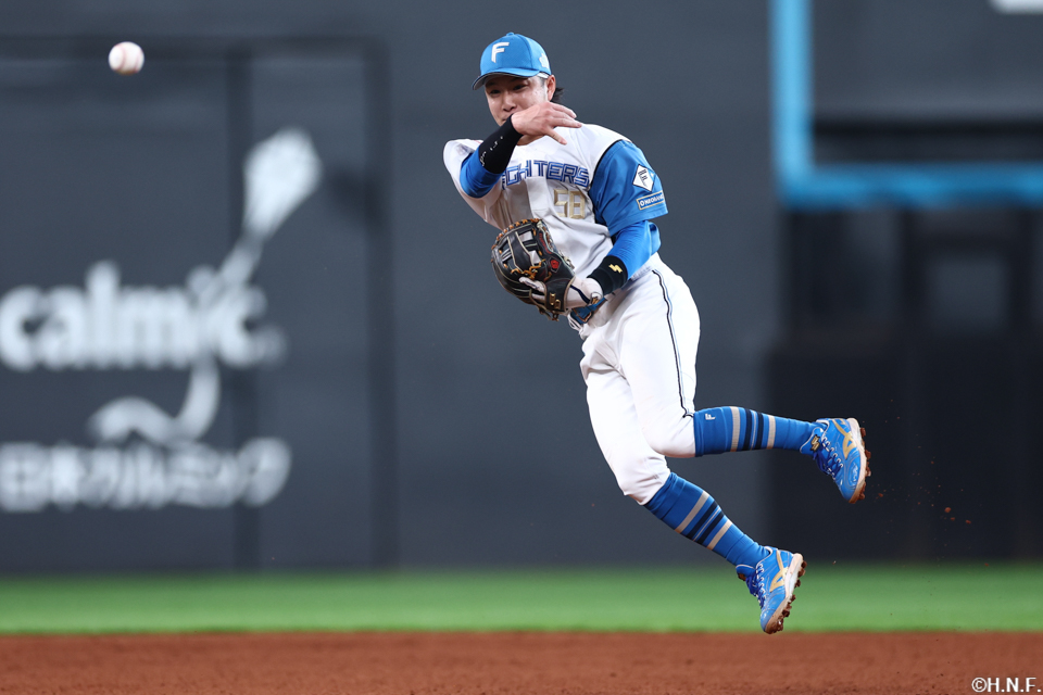 8回表、一塁へ送球する奈良間選手