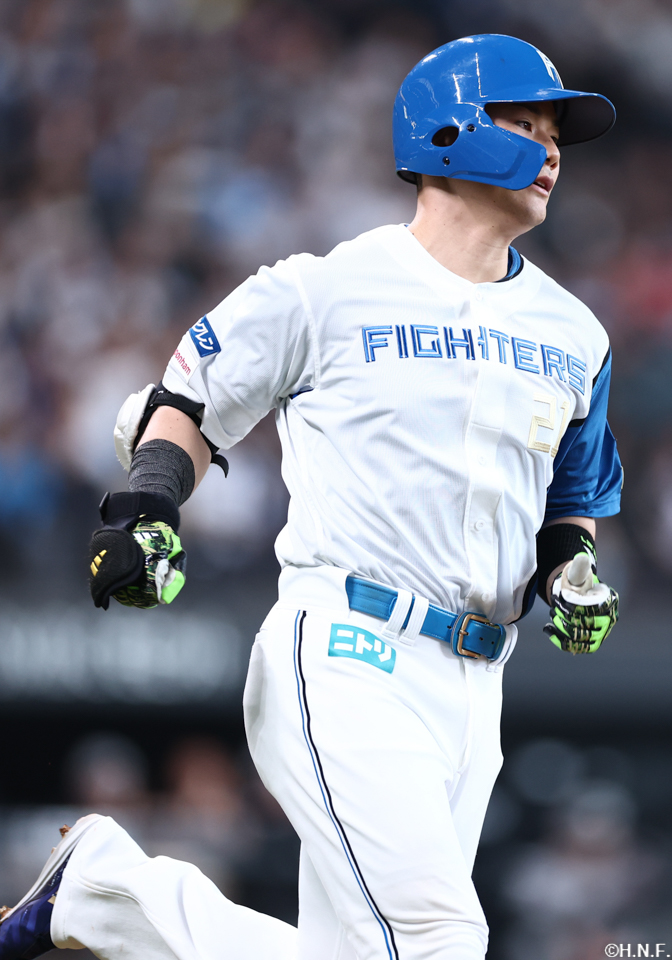 9回裏、ライトへヒットを放つ清宮選手