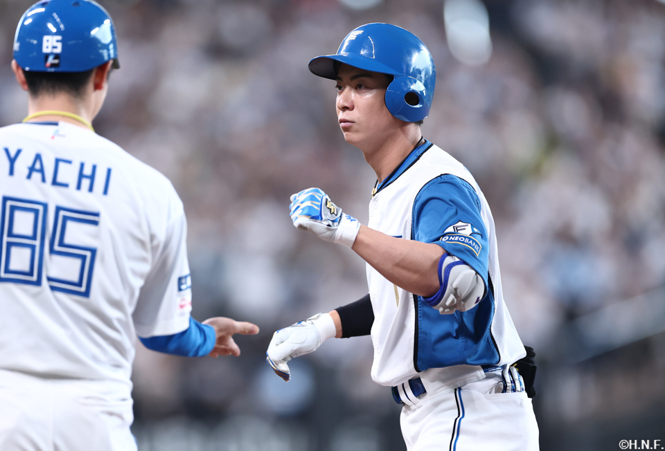 9回裏、レフトへヒットを放った松本剛選手