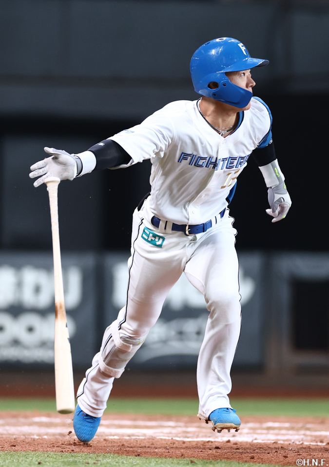 9回裏、センターへ2点適時打を放つ矢澤選手01