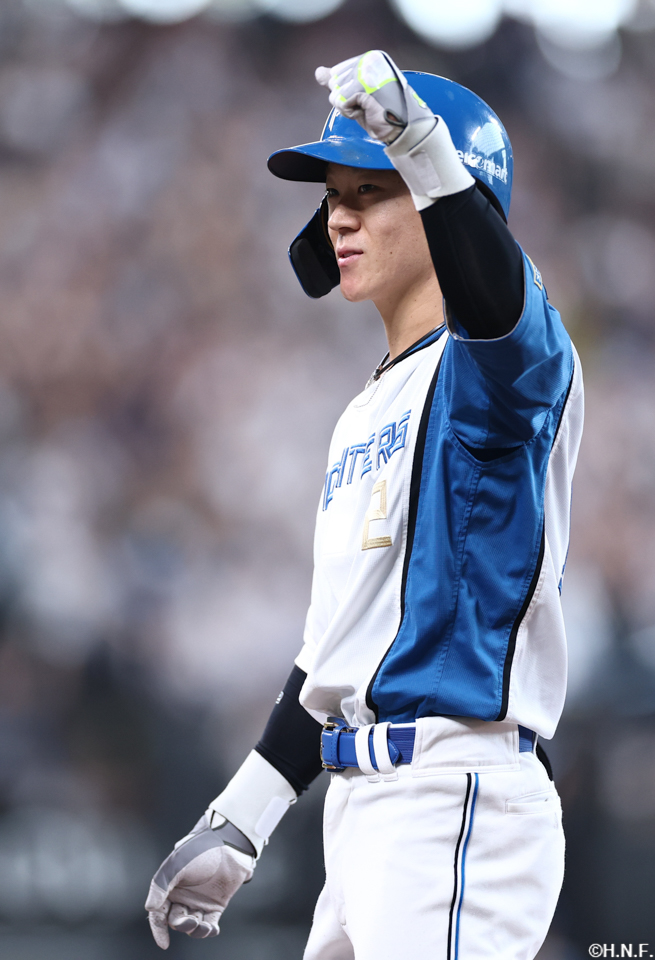 9回裏、センターへ2点適時打を放つ矢澤選手02