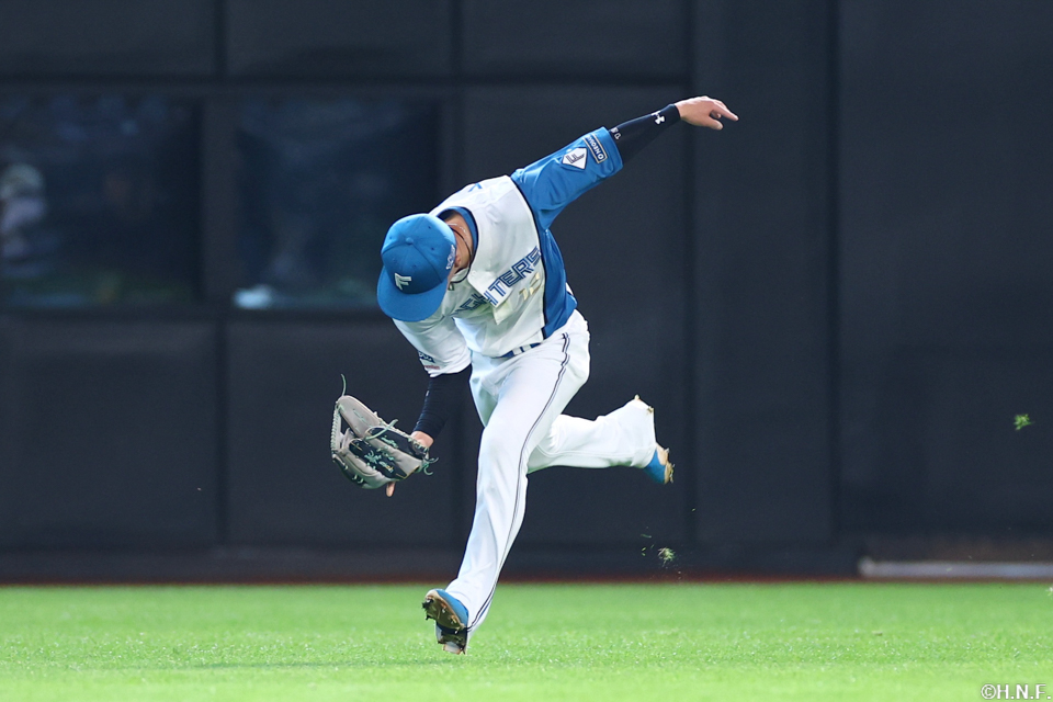 5回表、好守をみせる矢澤選手