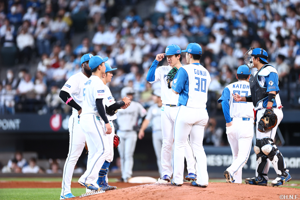 6回表、マウンドに集まる選手たち