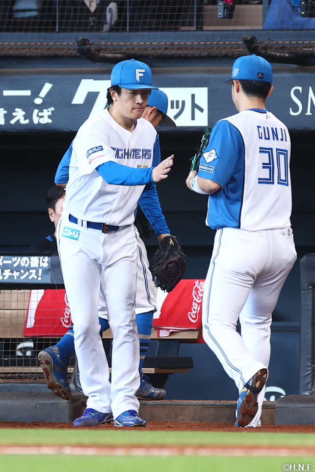 7回表を抑えた北山投手と郡司選手