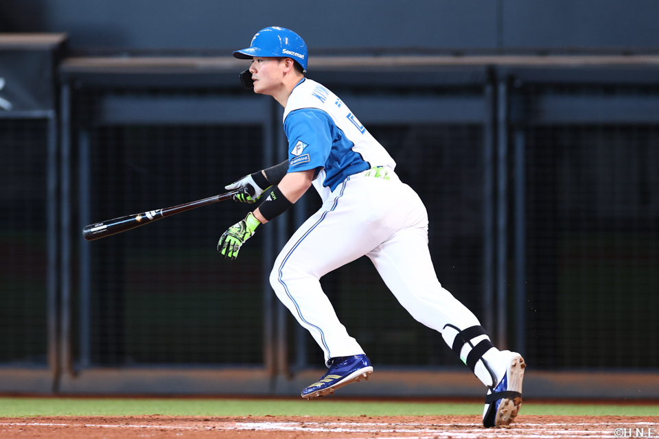 7回裏、センターへ二塁打を放つ清宮選手01