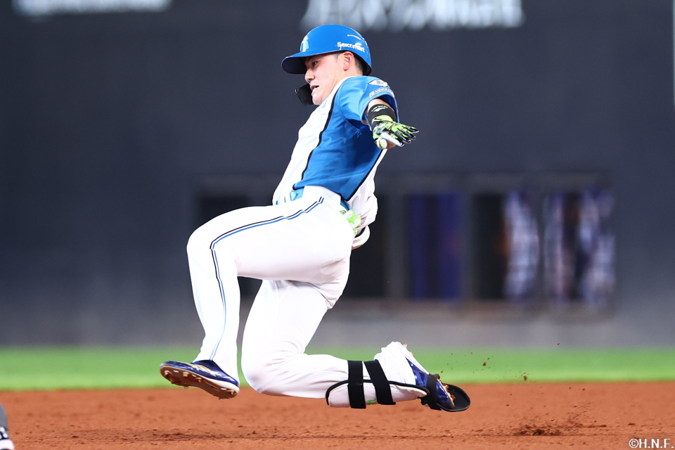 7回裏、センターへ二塁打を放つ清宮選手02