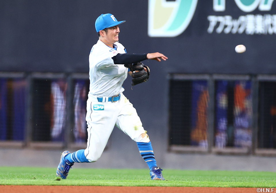 9回表、好守をみせる上川畑選手