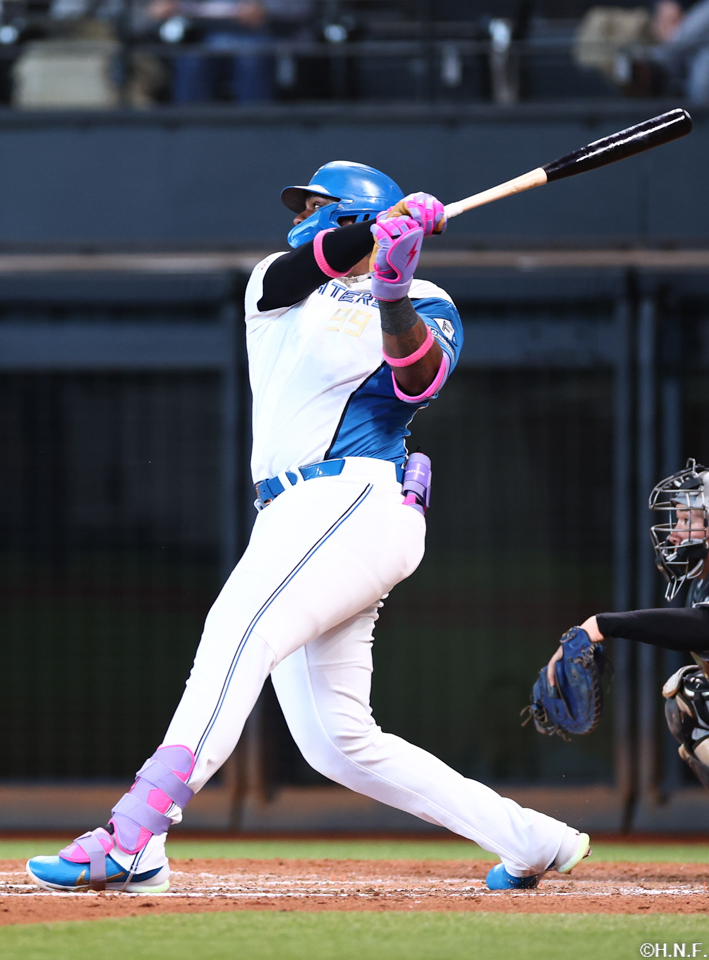 9回裏、サヨナラ本塁打を放つレイエス選手01