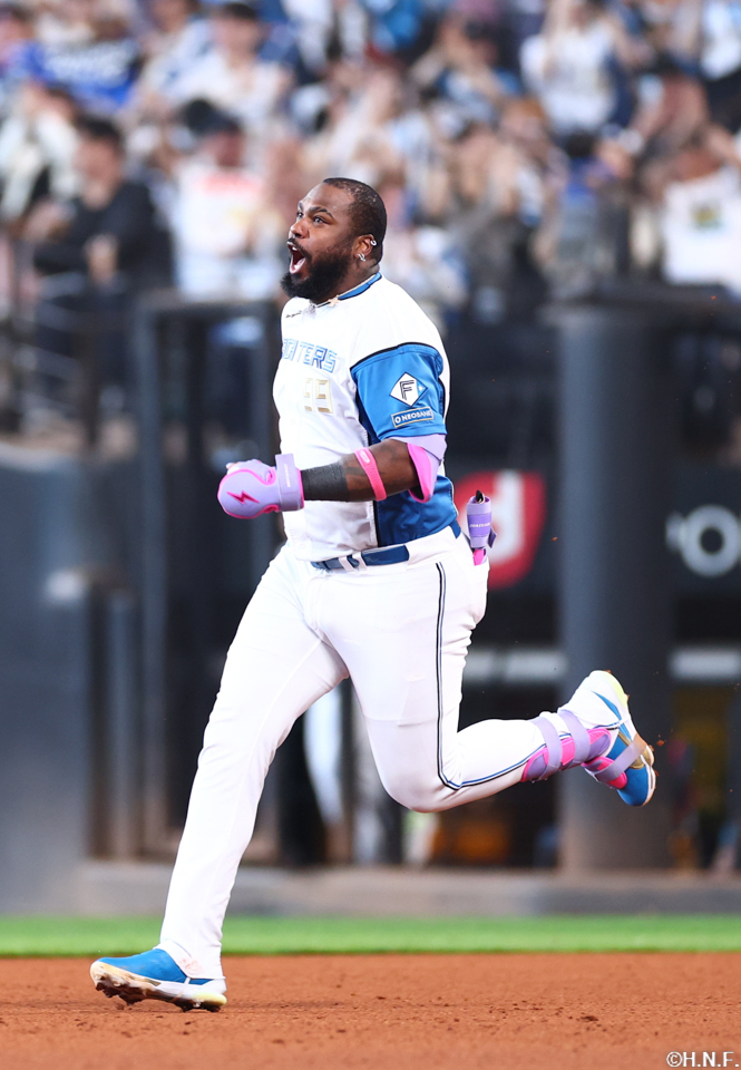 9回裏、サヨナラ本塁打を放つレイエス選手02