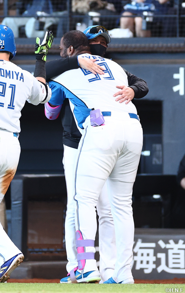 9回裏、レイエス選手と新庄監督