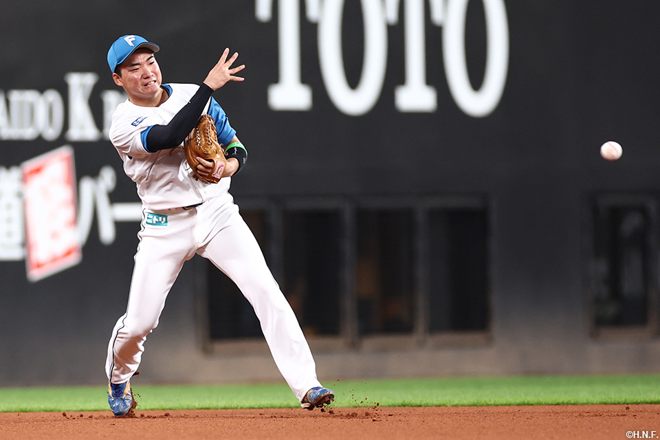 2回表、遊ゴロを捌く山縣選手