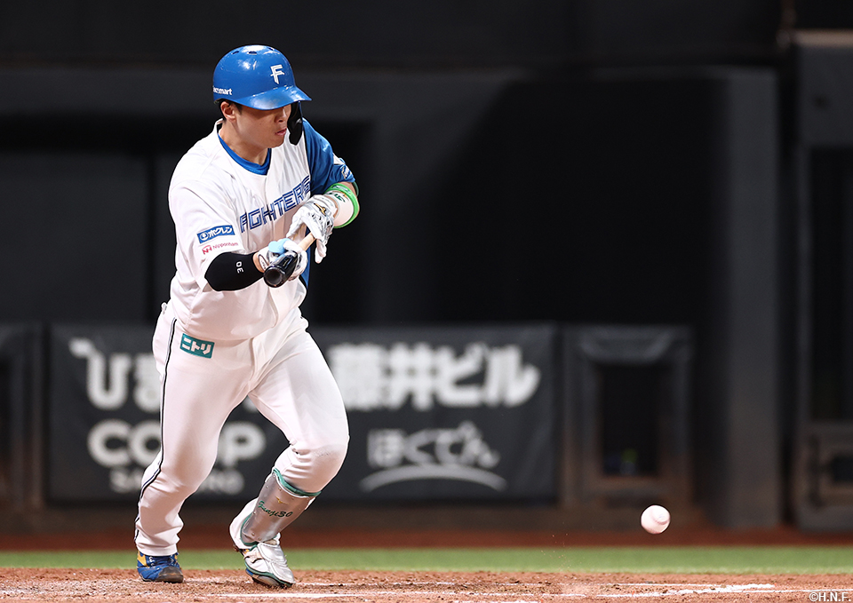5回裏、セーフティバントを決める郡司選手01