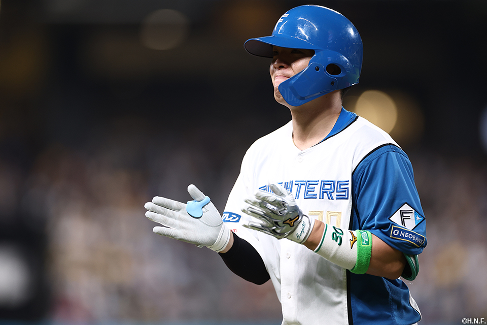 5回裏、セーフティバントを決める郡司選手02