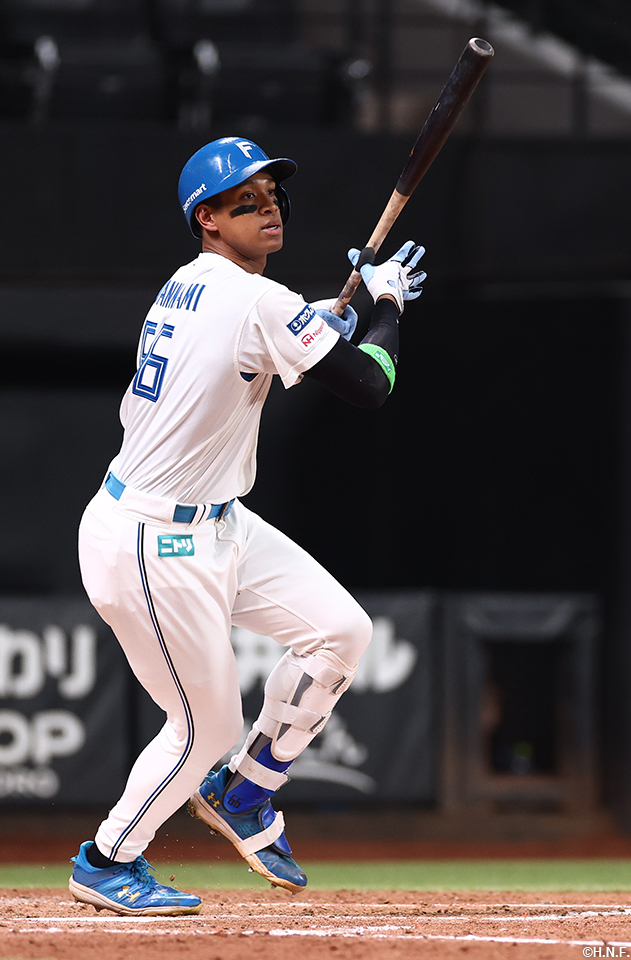 5回裏、ライトへヒットを放つ万波選手01