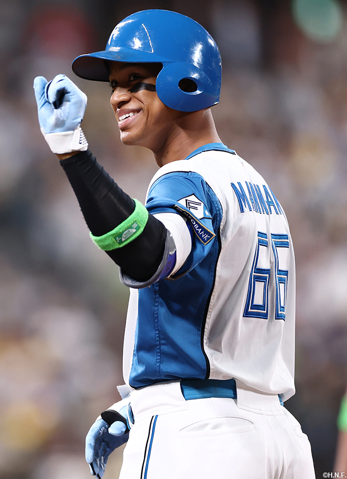 5回裏、ライトへヒットを放つ万波選手02