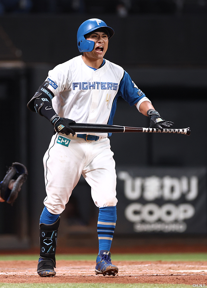 5回裏、四球で出塁する上川畑選手