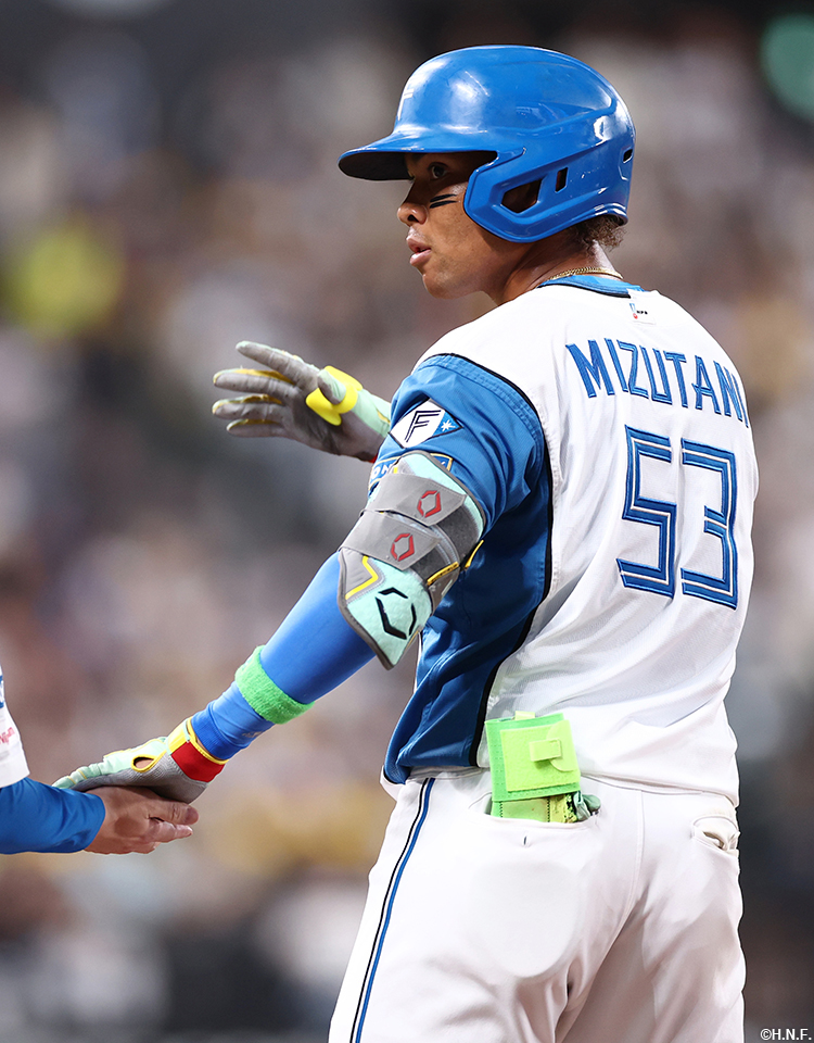 6回裏、センターへヒットを放った水谷選手