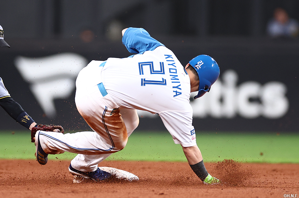 6回裏、盗塁を決める清宮選手