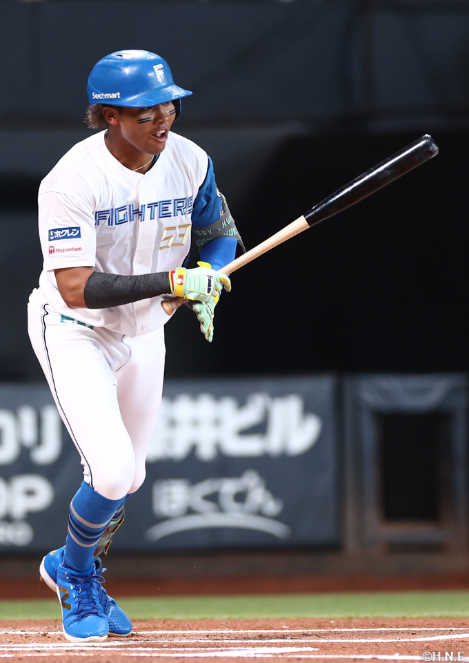 1回裏、ライトへヒットを放つ水谷選手