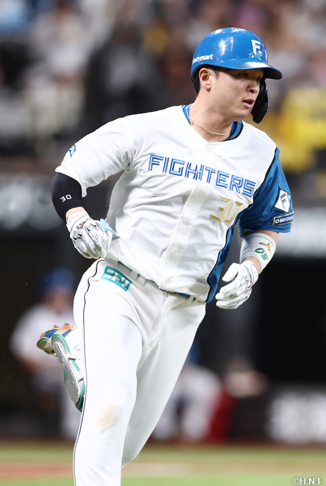 1回裏、センターへ先制の適時打を放った郡司選手01