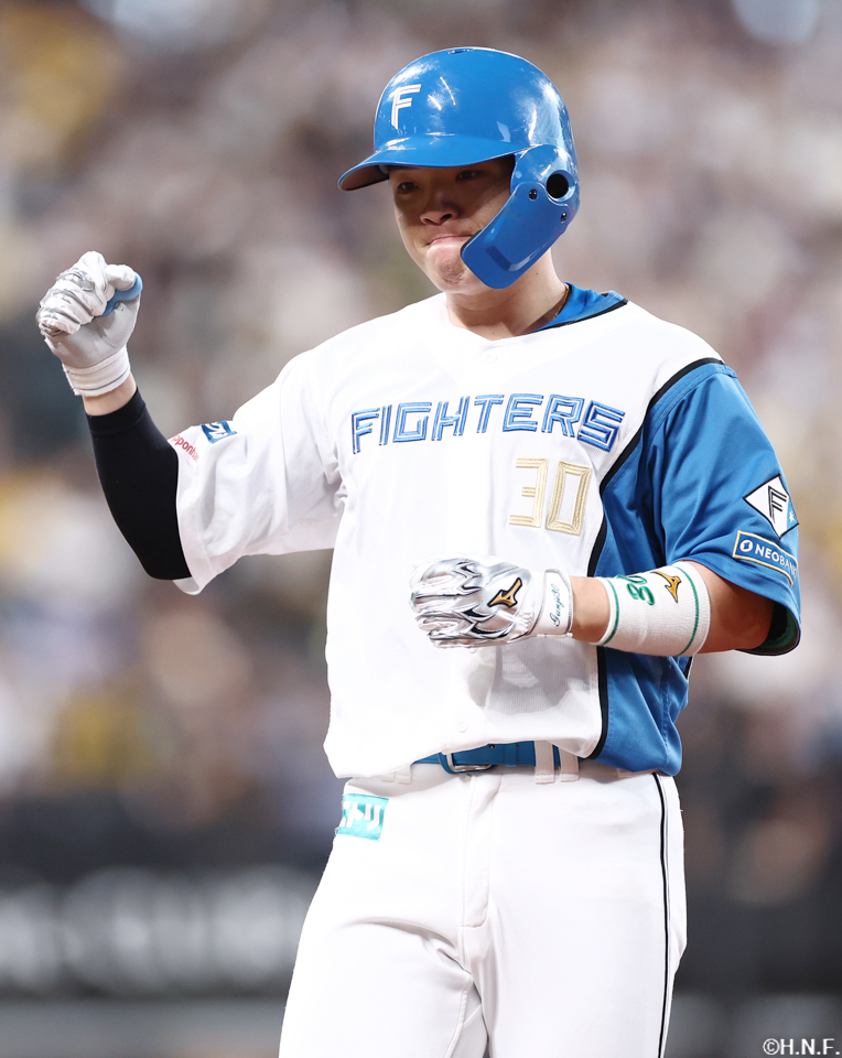 1回裏、センターへ先制の適時打を放った郡司選手02