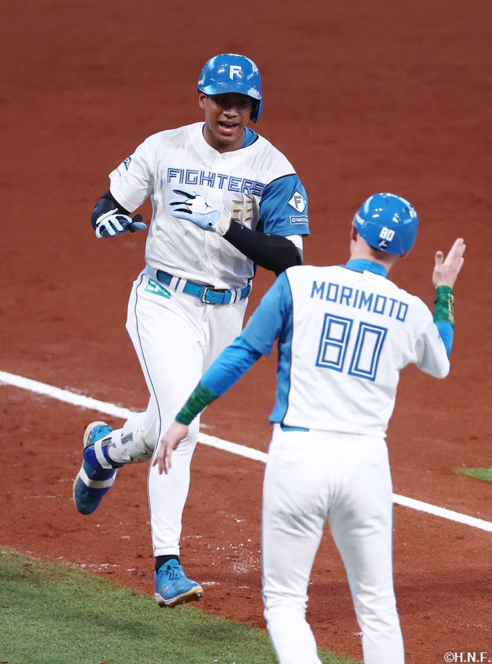 2回裏、センターへ本塁打を放った万波選手01