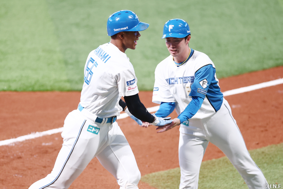 2回裏、センターへ本塁打を放った万波選手02