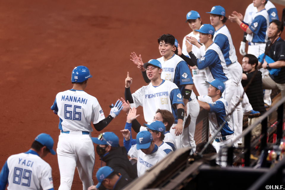 2回裏、センターへ本塁打を放った万波選手03