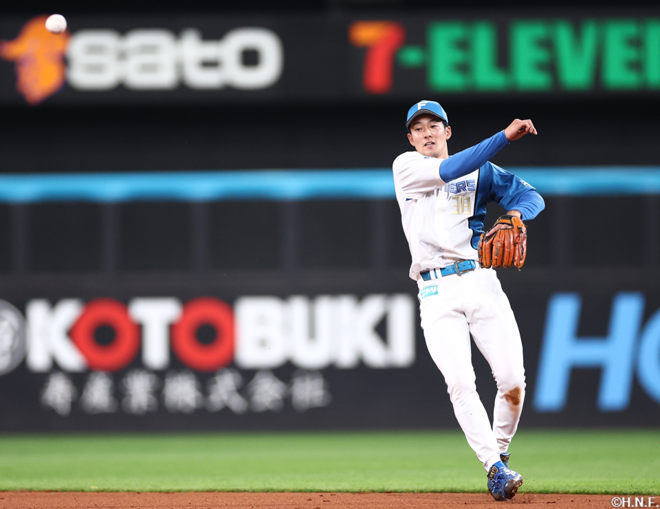 3回表、一塁へ送球する石井選手