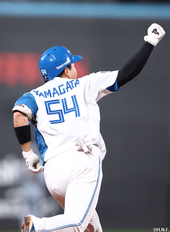 4回裏、レフトへ2ランを放つ山縣選手04