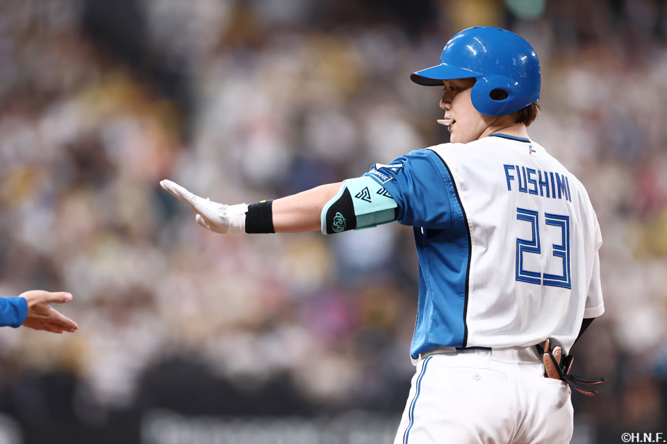 5回裏、ライトへヒットを放った伏見選手