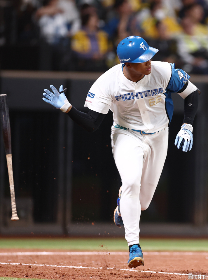 5回裏、センターへ適時打を放つ万波選手01