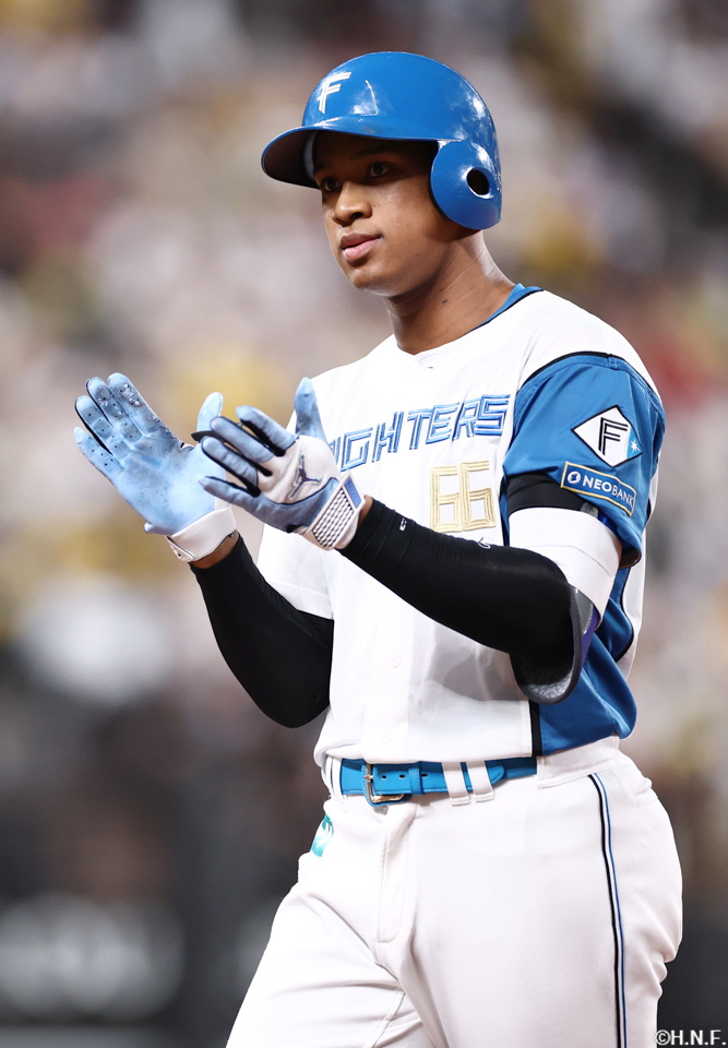 5回裏、センターへ適時打を放つ万波選手02