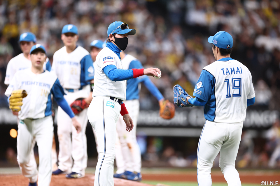 6回表、玉井投手と新庄監督