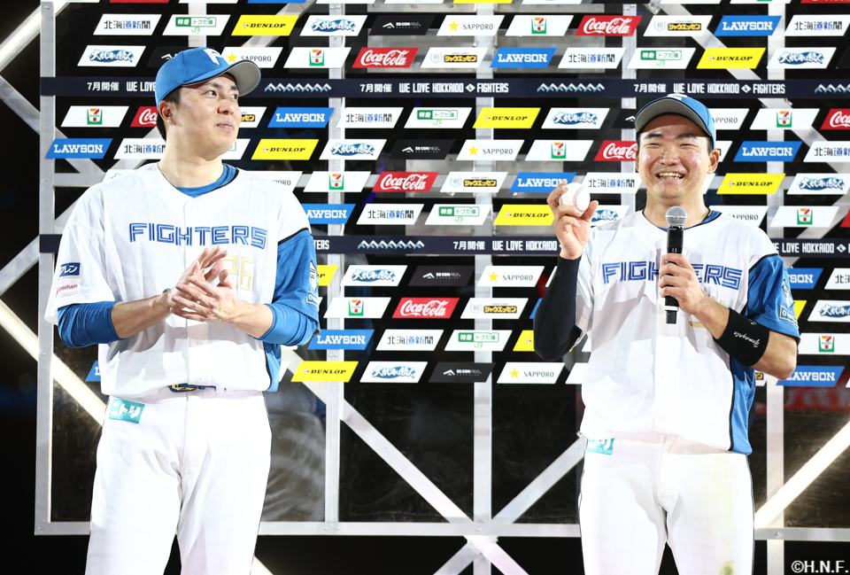 ヒーローの田中正義投手と山縣選手01