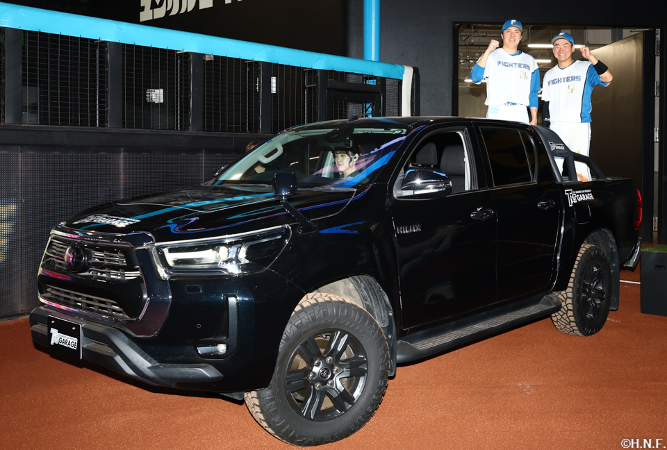 ヒーローの田中正義投手と山縣選手02