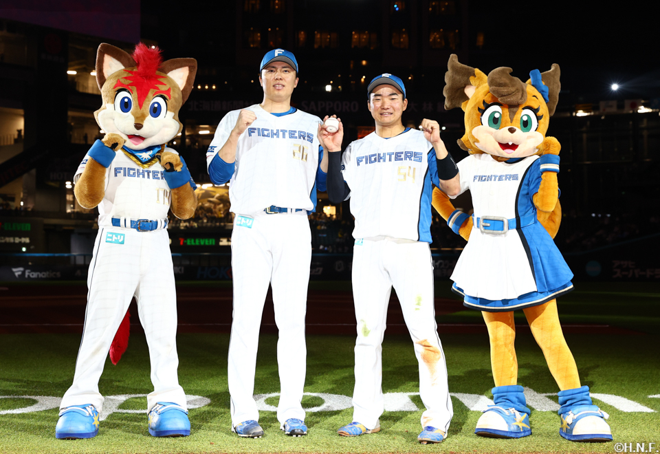 ヒーローの田中正義投手と山縣選手03