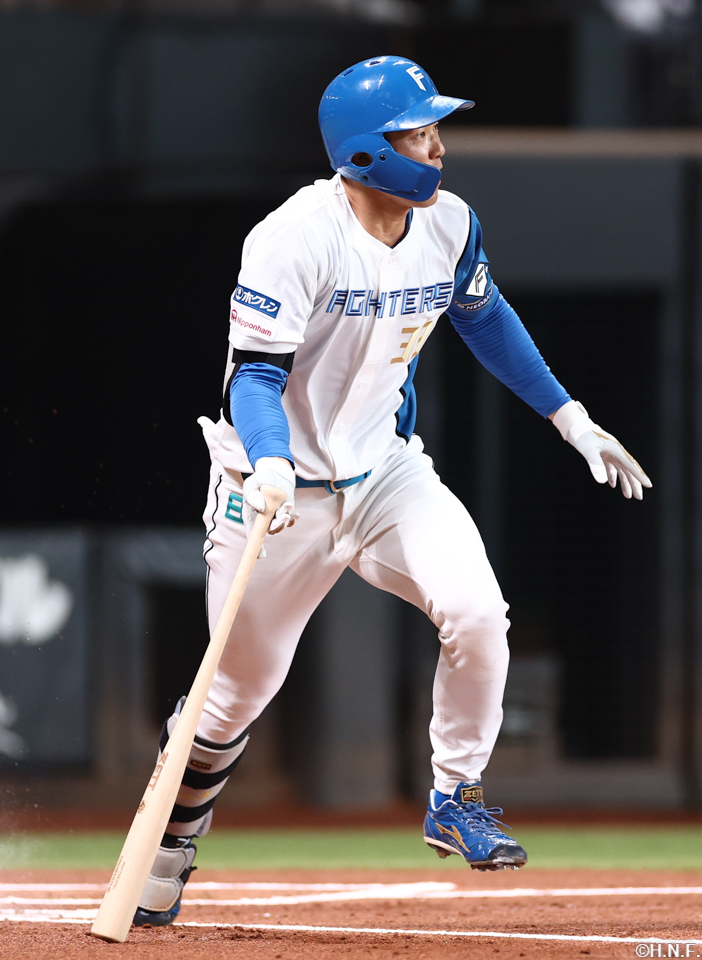 1回裏、センターへヒットを放つ石井選手01