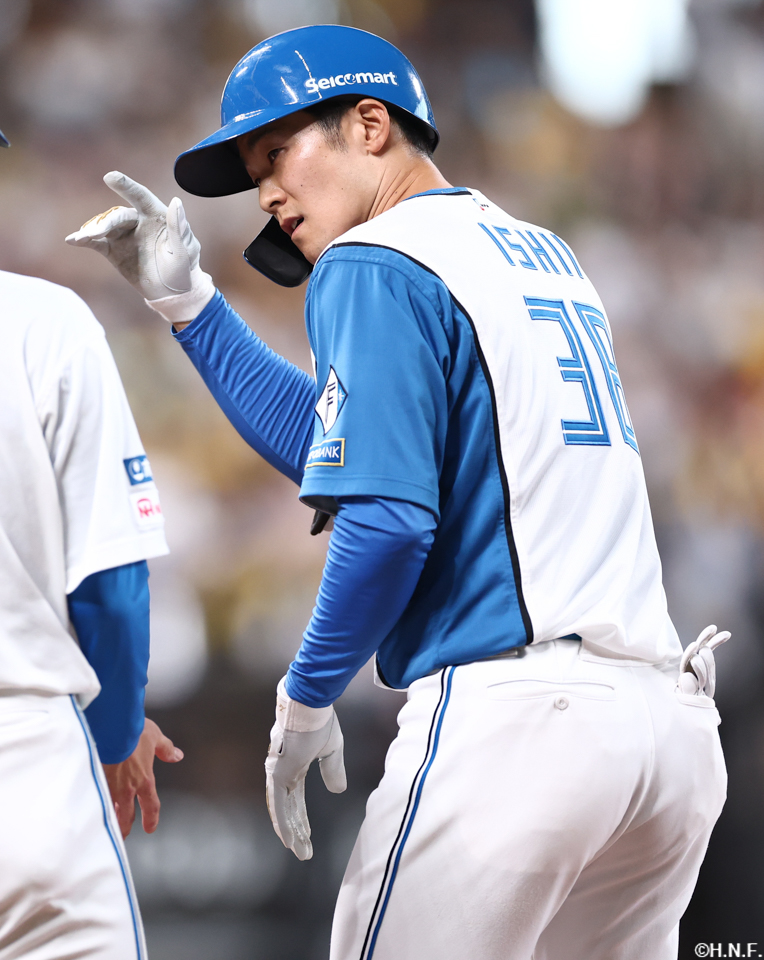 1回裏、センターへヒットを放つ石井選手02