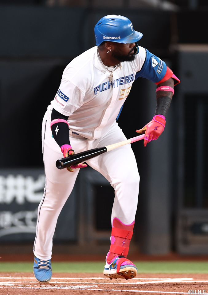 1回裏、レフトへヒットを放つレイエス選手