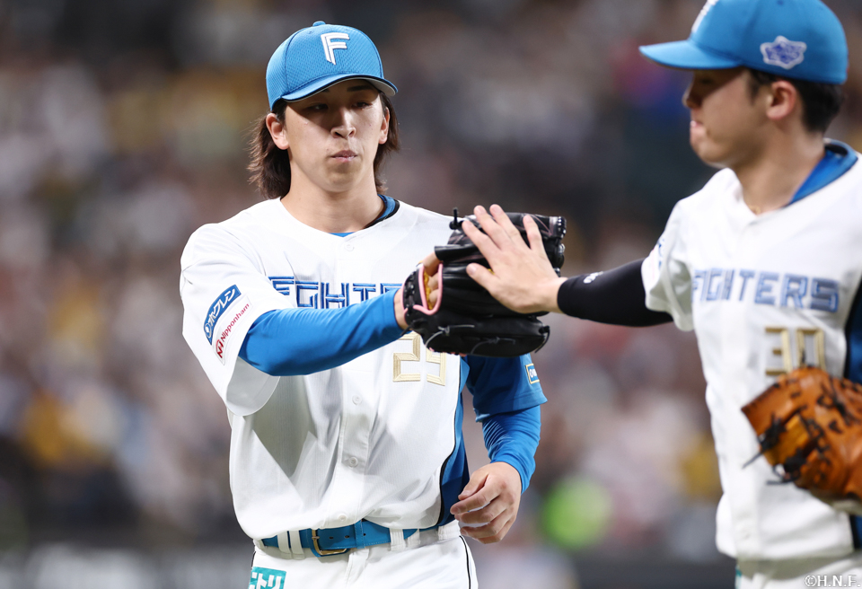 4回表を抑えた細野投手と郡司選手