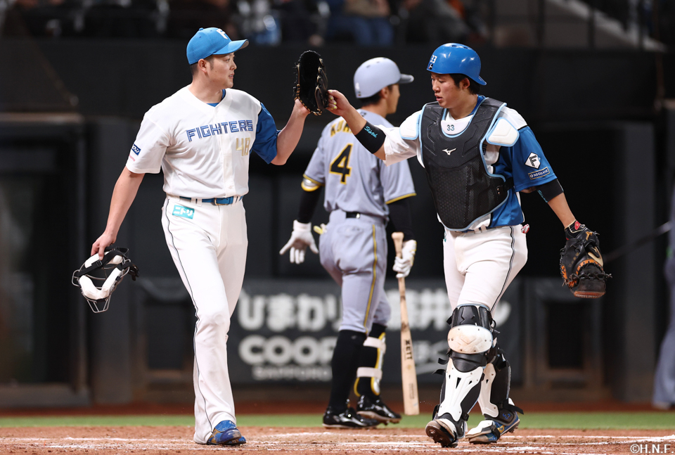 5回表を抑えた齋藤投手と進藤選手