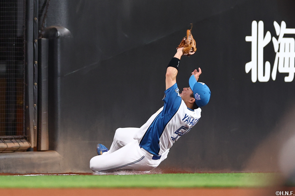 8回表、好守をみせる山縣選手