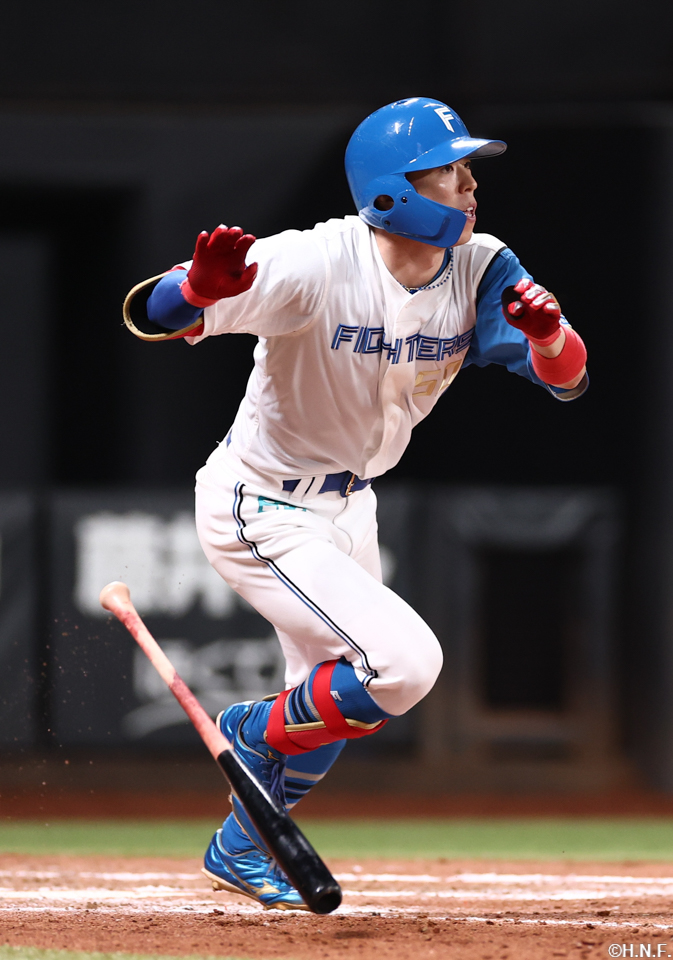 8回裏、センターへ二塁打を放つ五十幡選手01